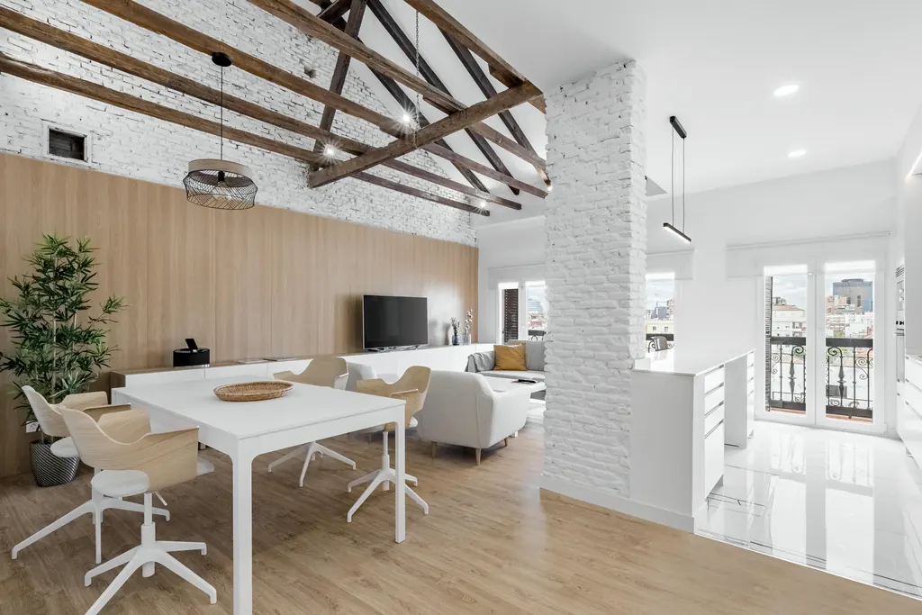 Vivienda BM123: salón comedor con cerchas de madera vistas