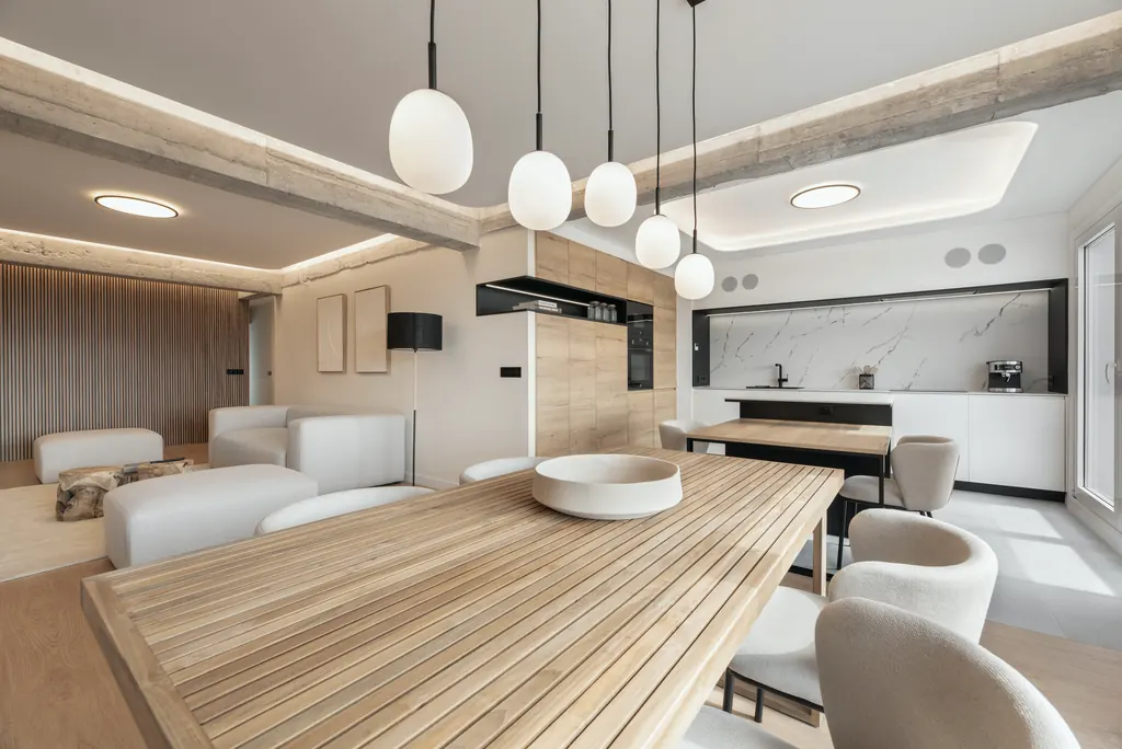 Vivienda GV88: comedor con mesa de madera y lámparas de globo