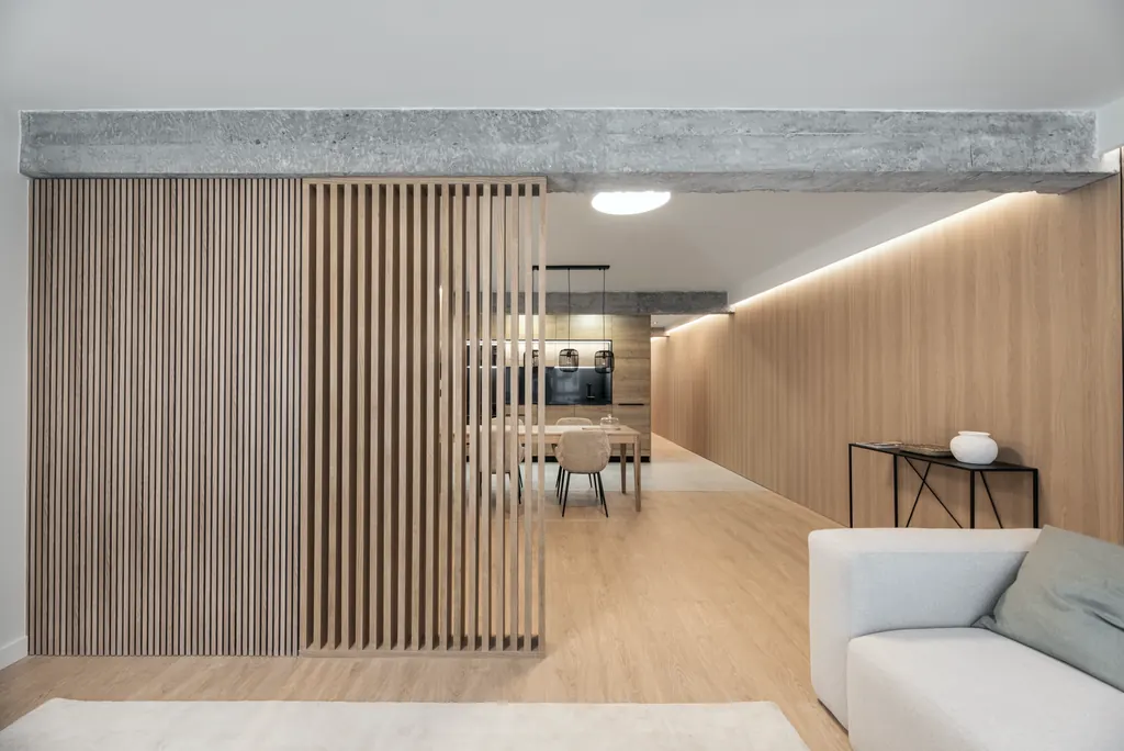 Vivienda MB19: salón con celosía de madera y viga vista
