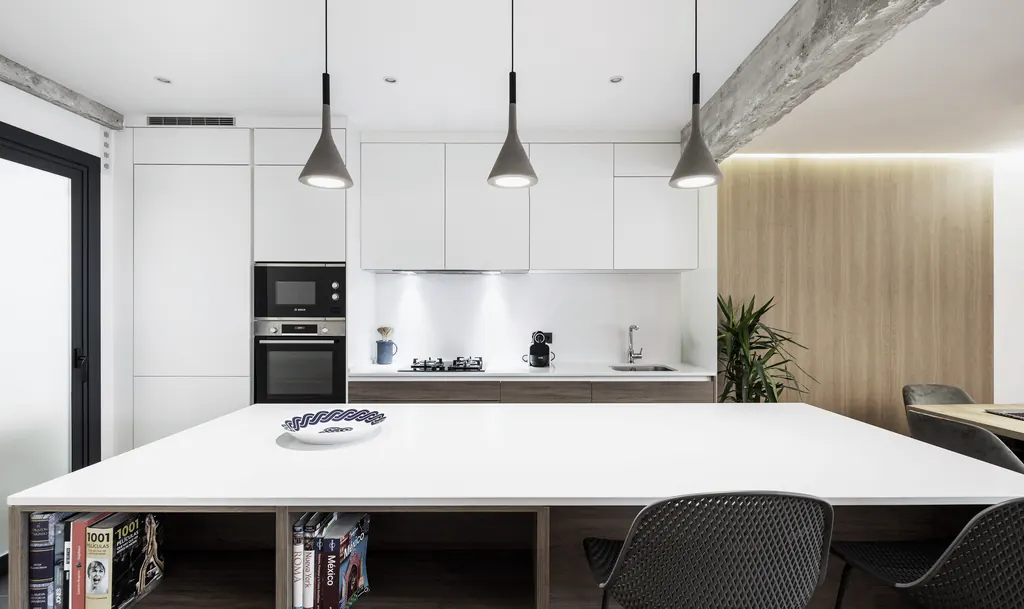 Vivienda MdV20: cocina blanca con gran isla