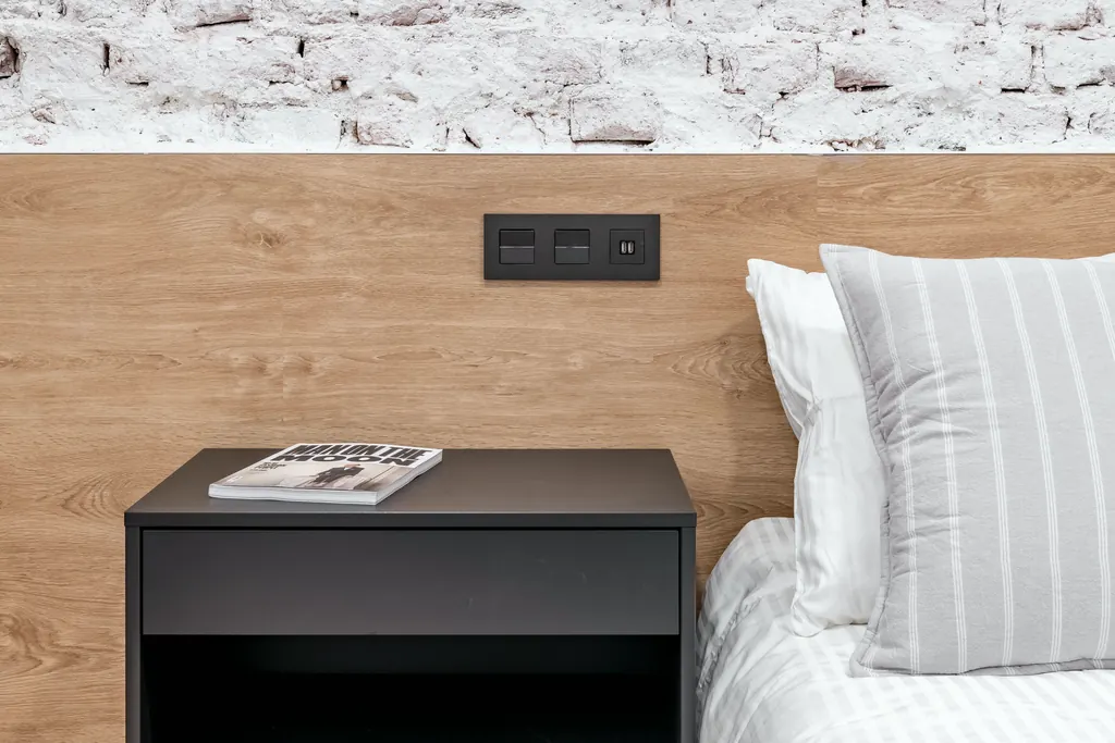 Dormitorio con cabecero de madera y ropa de cama blanca